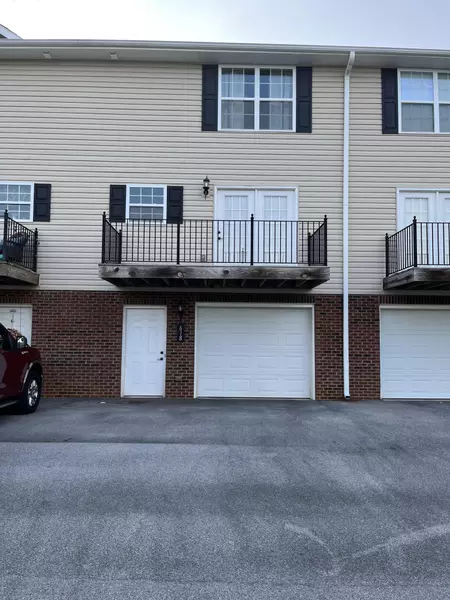 618 Grays Pointe CT #19, Johnson City, TN 37615