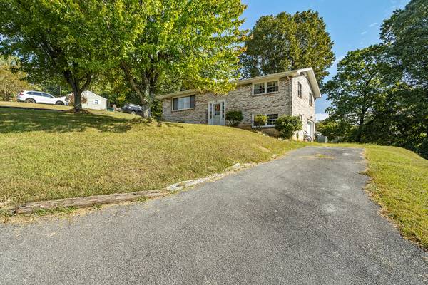 Kingsport, TN 37660,121 Katherine ST