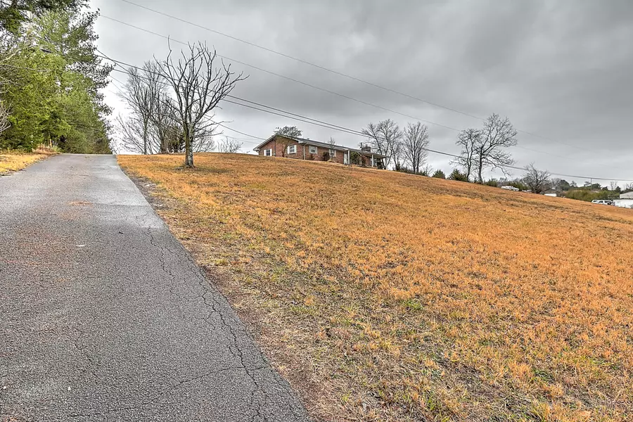 55 Cresthaven LN, Mosheim, TN 37818