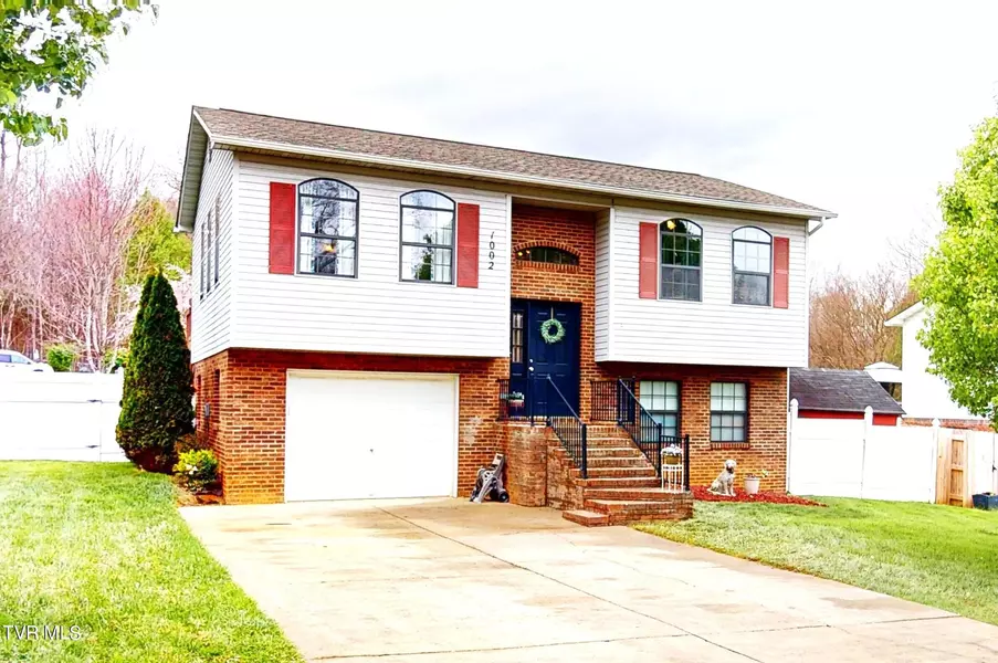 1002 Phillip Drew DR, Johnson City, TN 37604