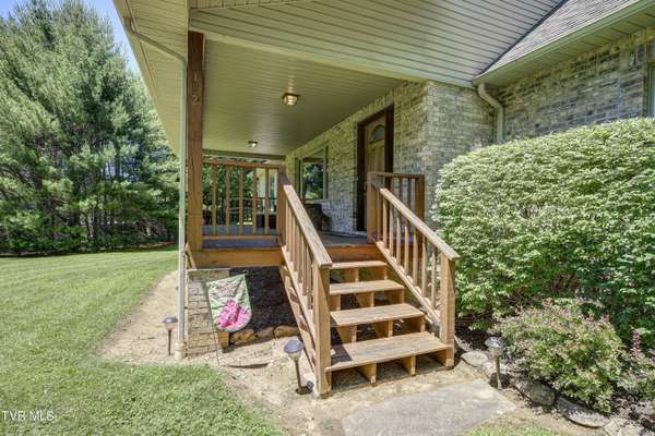 Roan Mountain, TN 37687,122 Chase DR