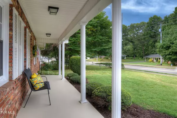 Johnson City, TN 37604,2106 Knob Creek RD