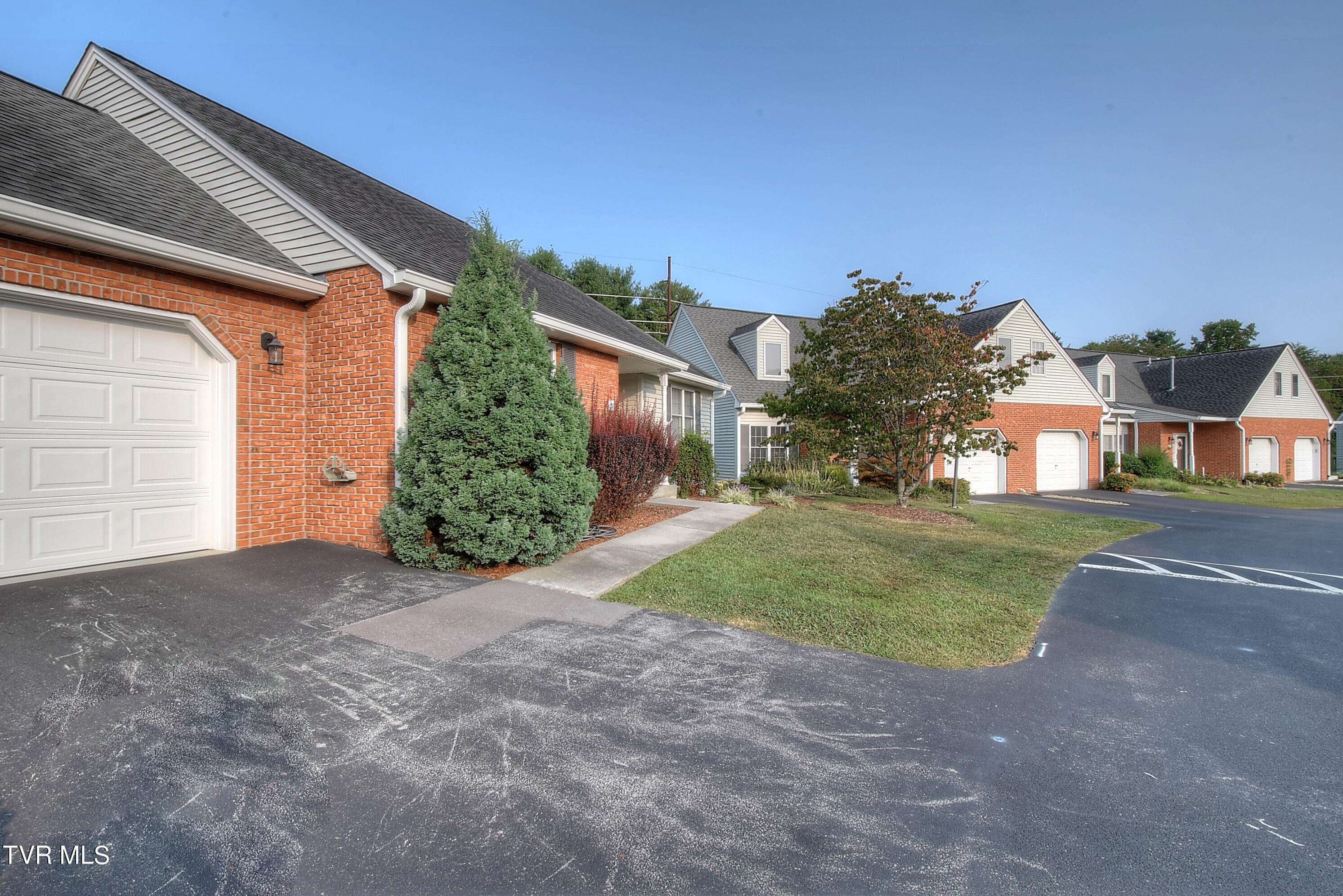 Johnson City, TN 37601,1725 West Lakeview DR #28