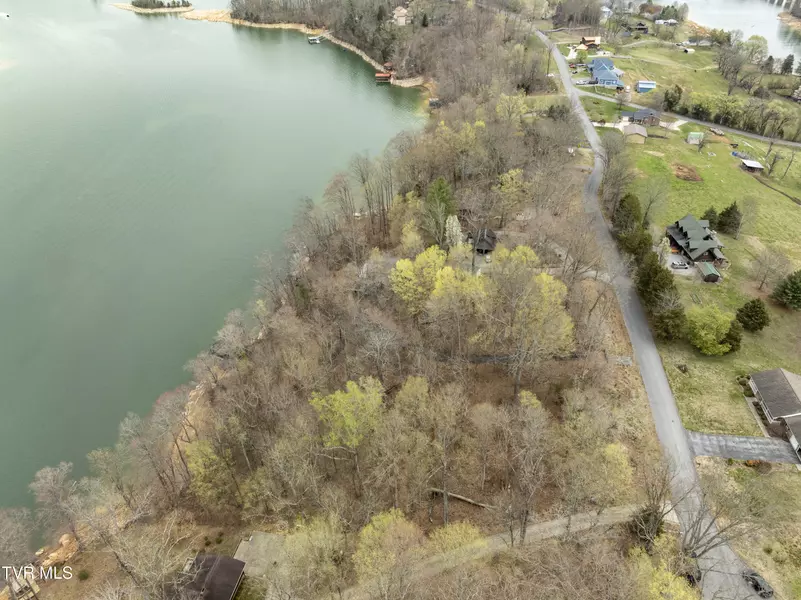 425 Lakewind DR, Piney Flats, TN 37686