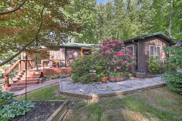 521 Baywood DR, Piney Flats, TN 37686