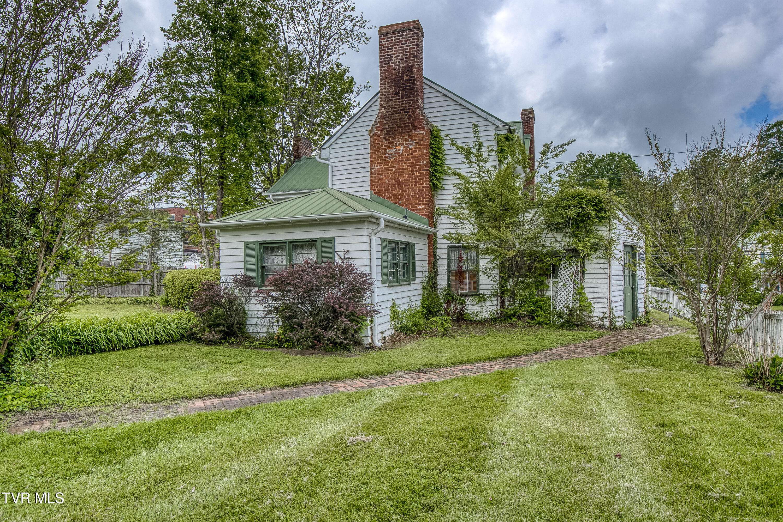 Abingdon, VA 24210,210 Valley ST