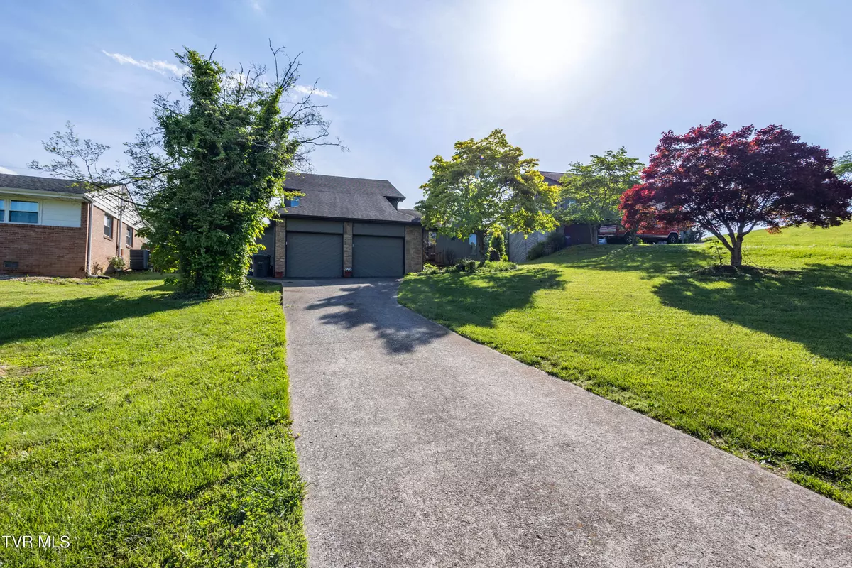 Kingsport, TN 37664,3604 Crest RD