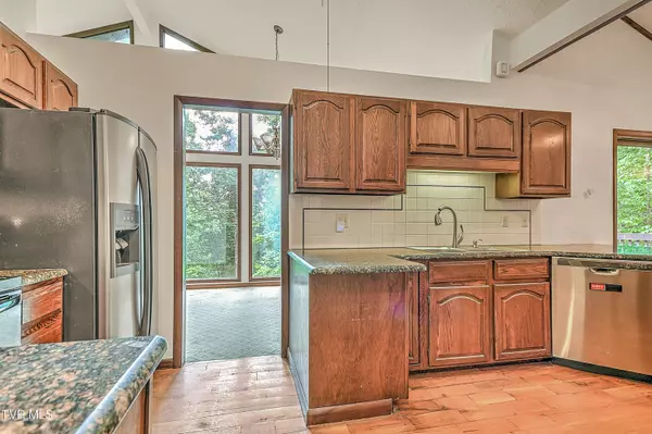 Kingsport, TN 37663,121 Lone Oak DR