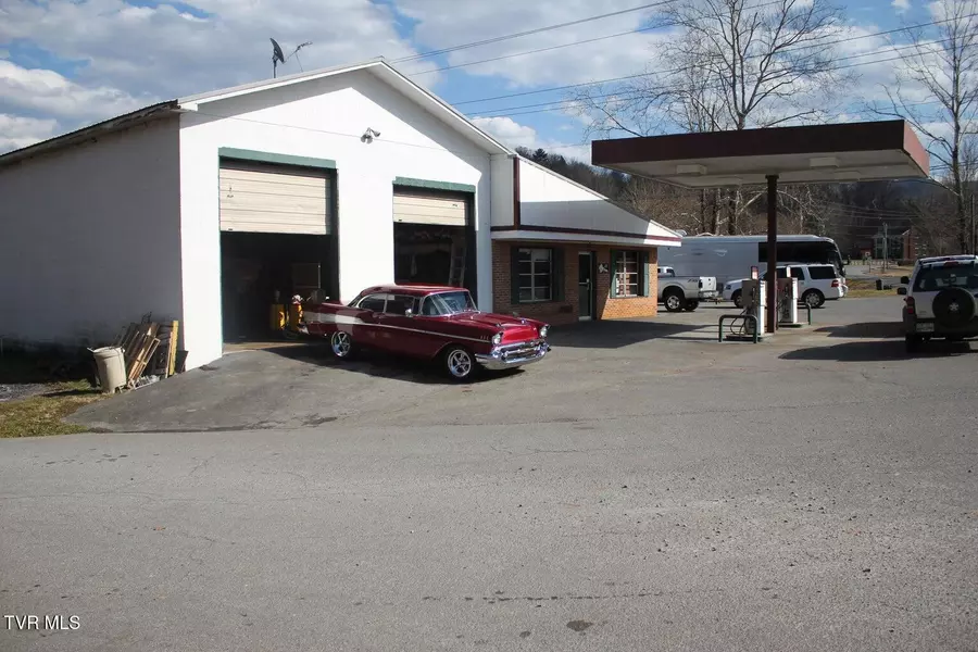 1582 Blue Springs RD, Elizabethton, TN 37643