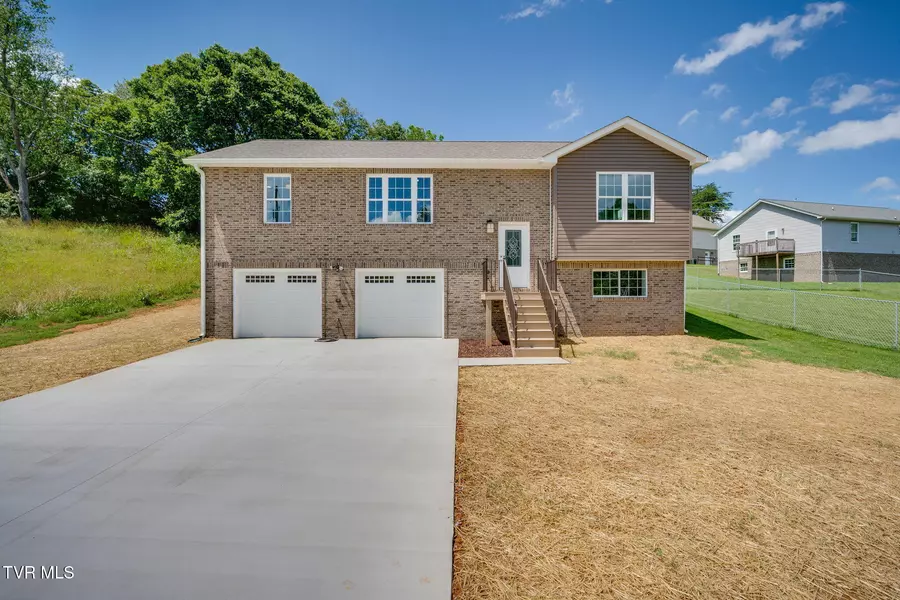 108 Hunters Run LN, Mount Carmel, TN 37645