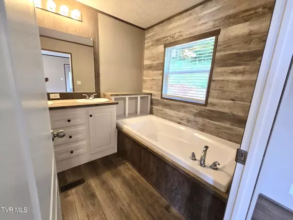 Ewing, VA 24248,1257 Lick Branch RD