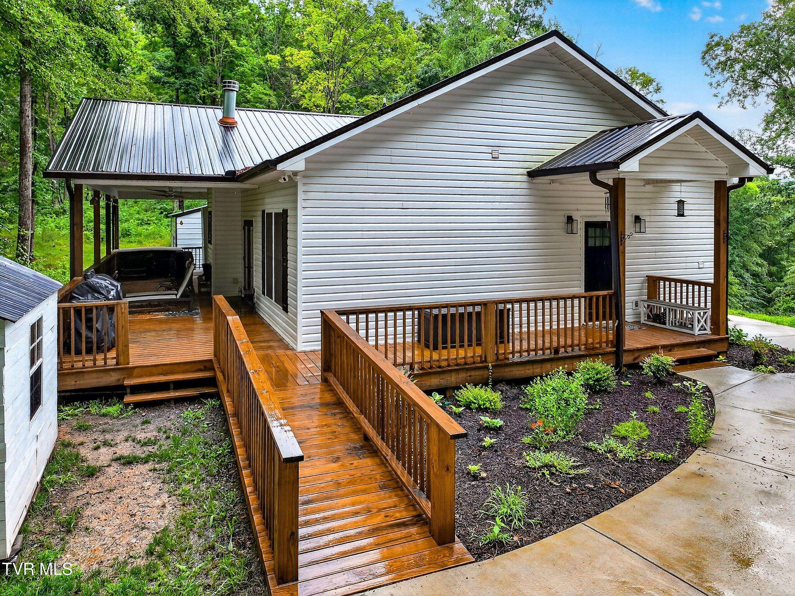 Sneedville, TN 37869,718 Mullins DR