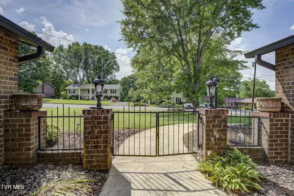 Johnson City, TN 37604,1019 Somerset DR