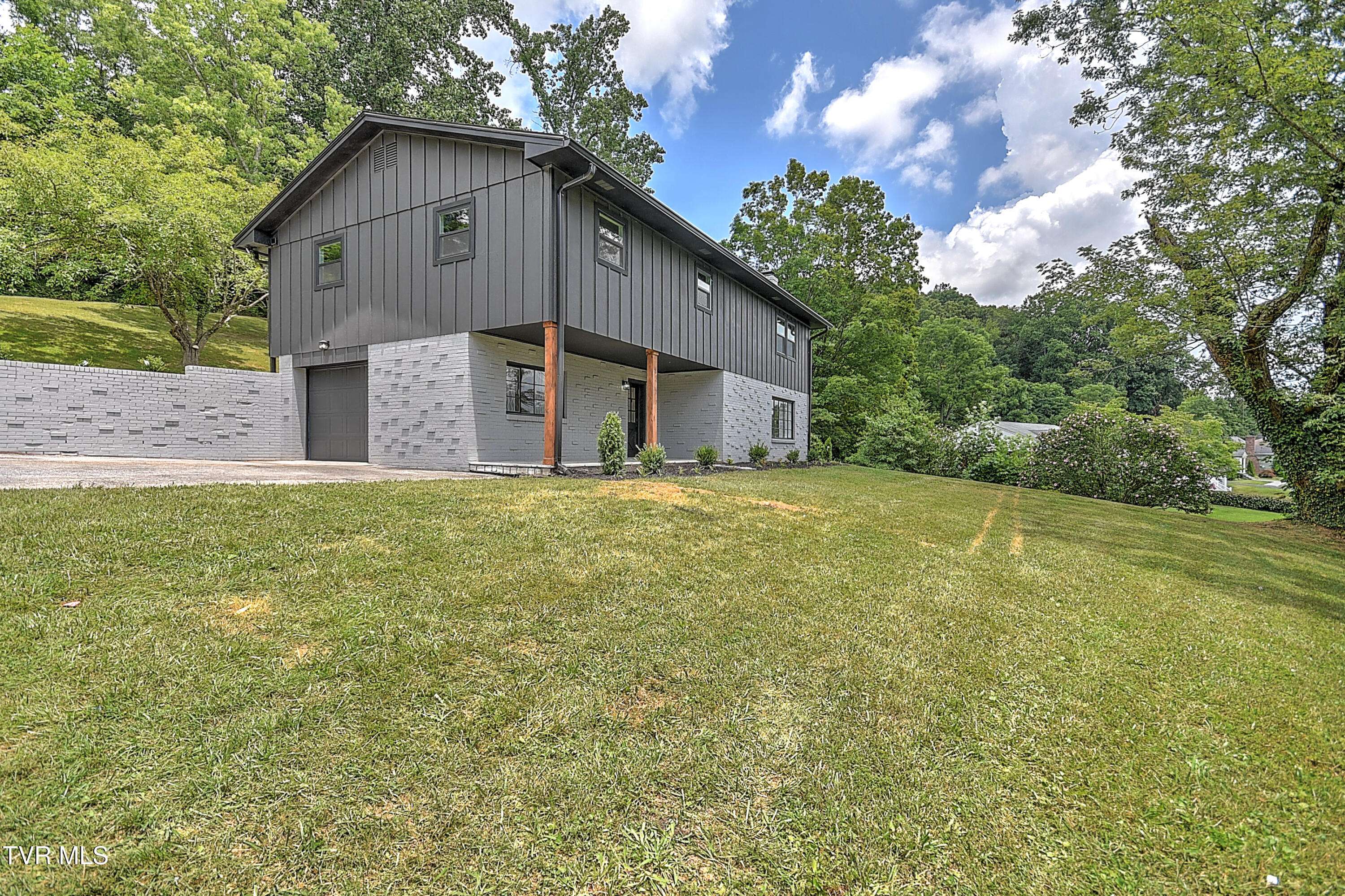 Bristol, VA 24201,1091 Long Crescent DR