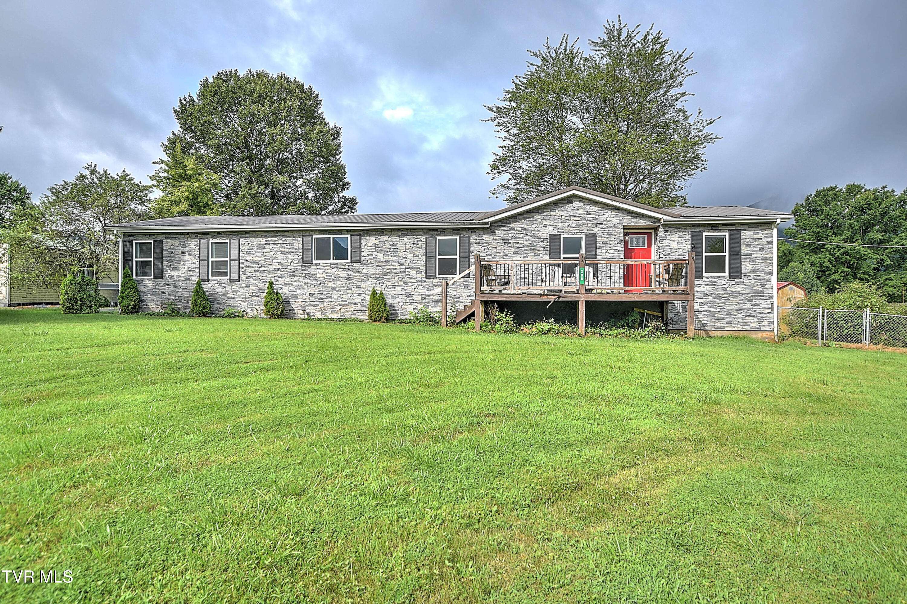 298 Rabbit Run LN, Dryden, VA 24243