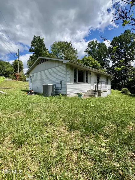 134 Honeycutt RD, Unicoi, TN 37692