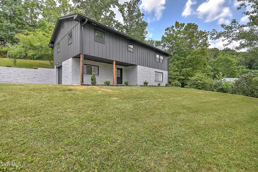 1091 Long Crescent Dr DR, Bristol, VA 24201