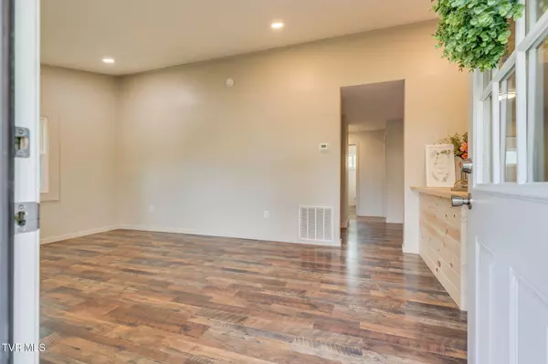 Kingsport, TN 37665,717 Midfield AVE