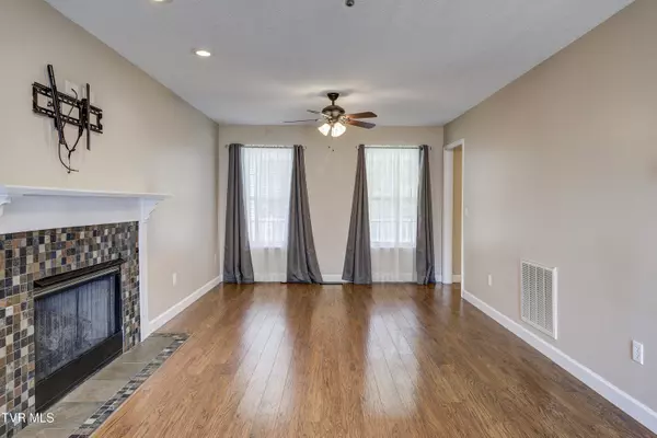 Johnson City, TN 37604,3424 Street DR