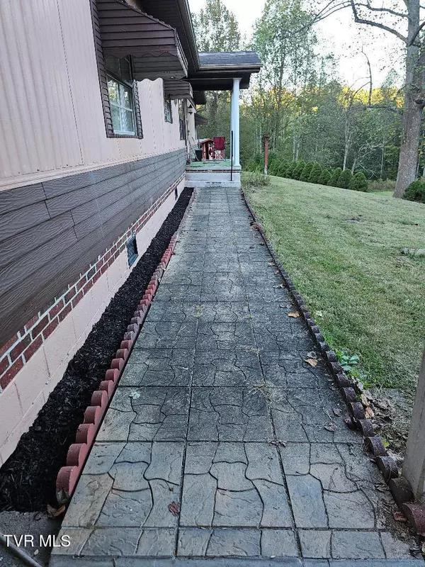 Clintwood, VA 24228,2056 Honey Camp RD