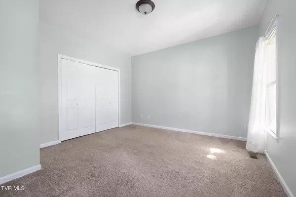 Gray, TN 37615,209 Glen Oaks DR