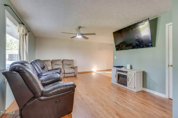 Kingsport, TN 37660,105 Hedge DR