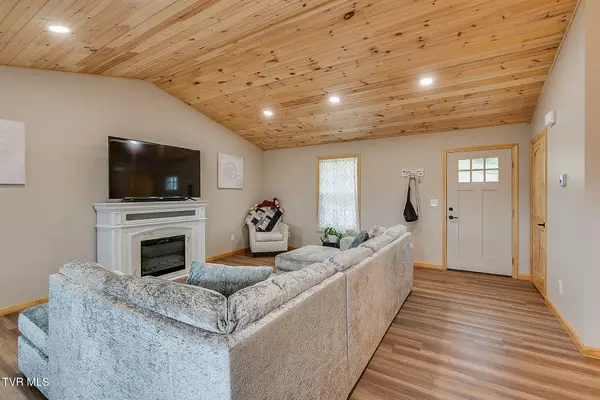 Elizabethton, TN 37643,117-135 Ridgeview DR