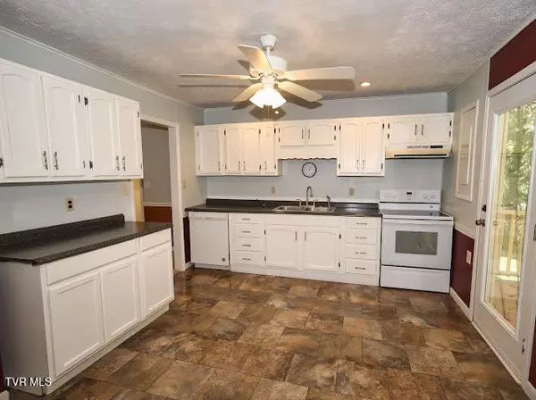 Cedar Bluff, VA 24609,2855 Kents Ridge RD