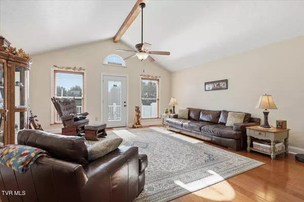 Dandridge, TN 37725,235 Sunny WAY