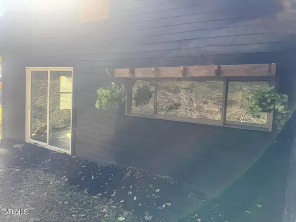 Elizabethton, TN 37643,220 Jenkins Hollow RD