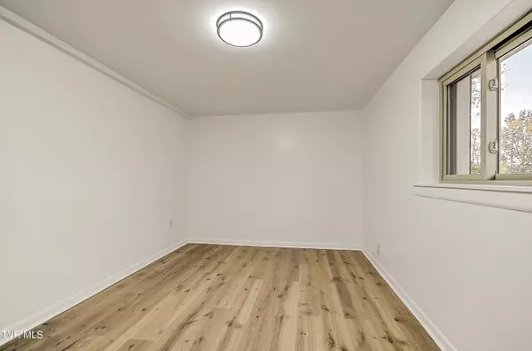 Bristol, VA 24201,425 Seminole RD