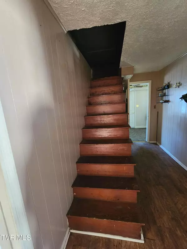 Pound, VA 24279,8506 Hickory ST