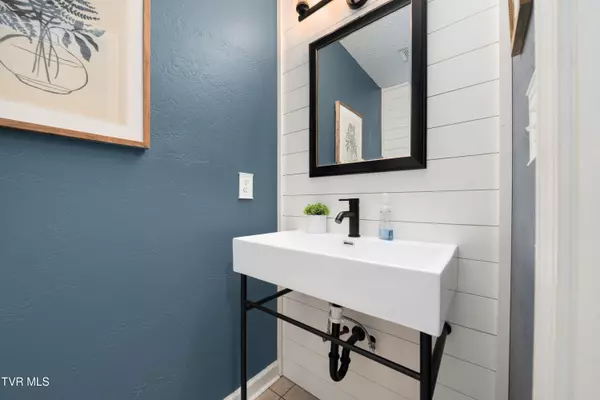 Gray, TN 37615,245 Highland Hills DR