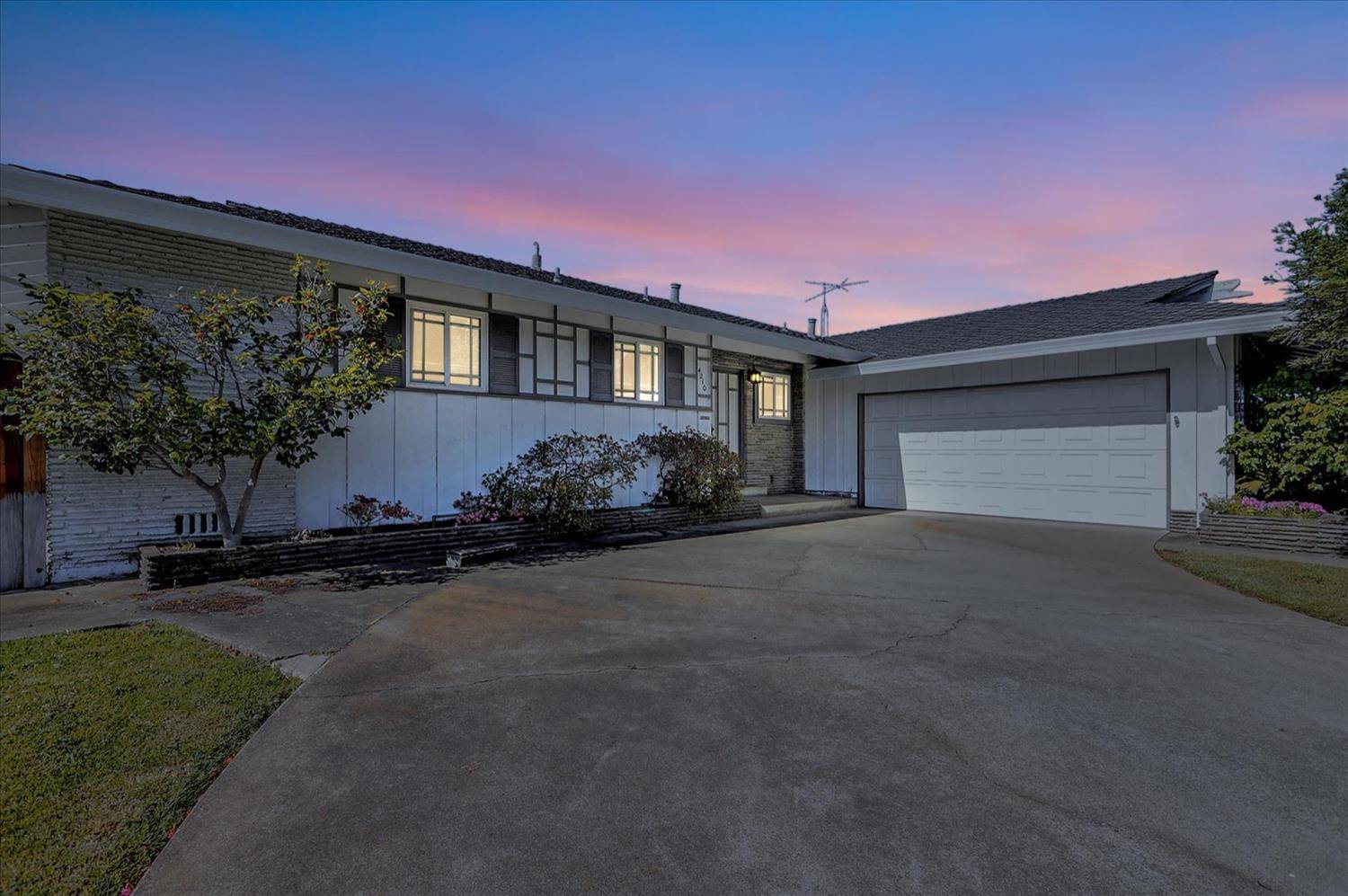 11201 Go Silver Crest AVE, Sacramento, CA 95821