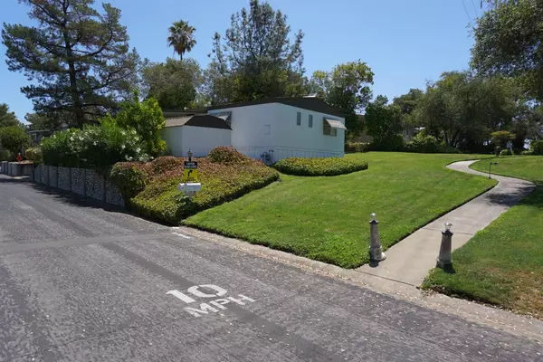 Folsom, CA 95630,207 Bluebird LN