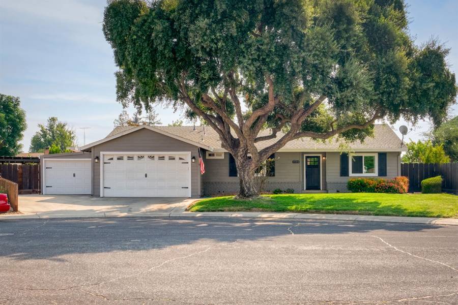1726 Muscat CT, Escalon, CA 95320