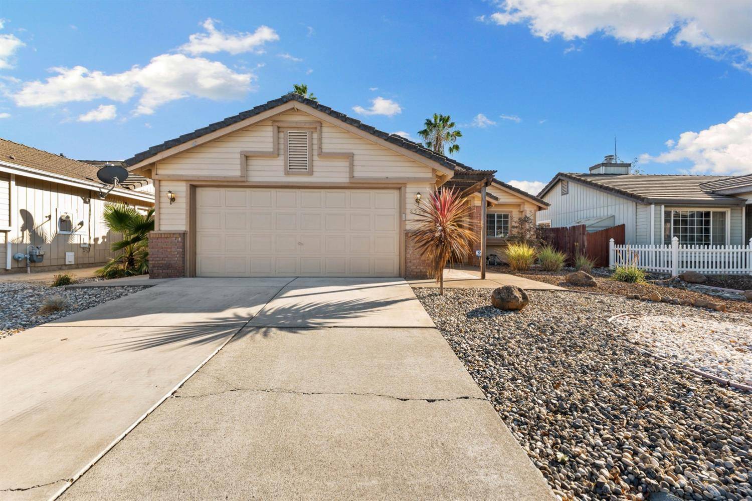Sacramento, CA 95828,8582 New Forest WAY