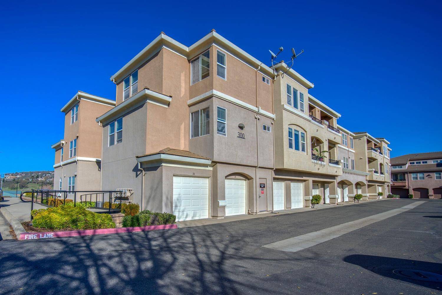 Folsom, CA 95630,300 Moon CIR #324