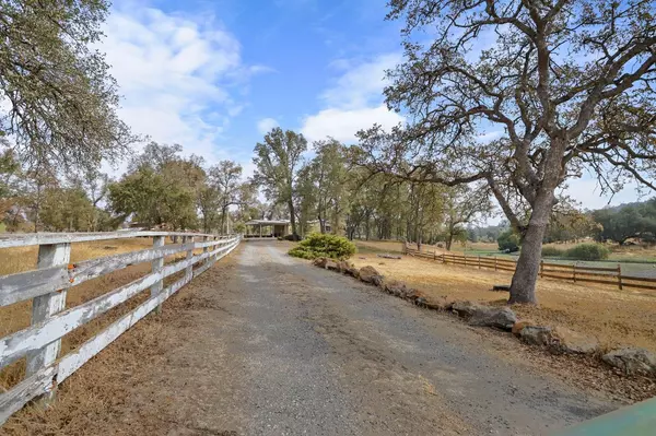 153 Lobo LN, Angels Camp, CA 95222