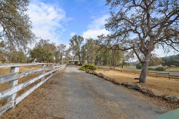 153 Lobo LN, Angels Camp, CA 95222