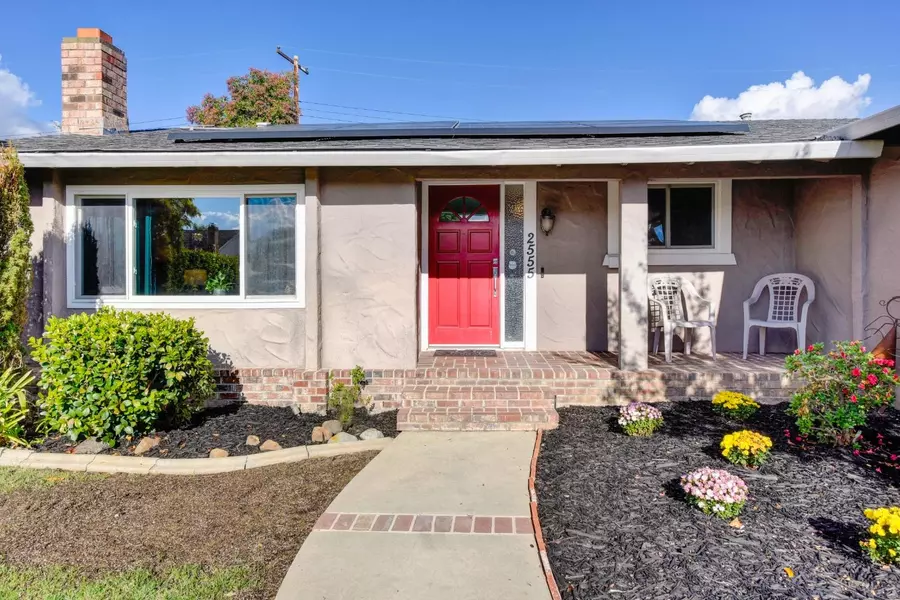 2555 Queenwood DR, Rancho Cordova, CA 95670