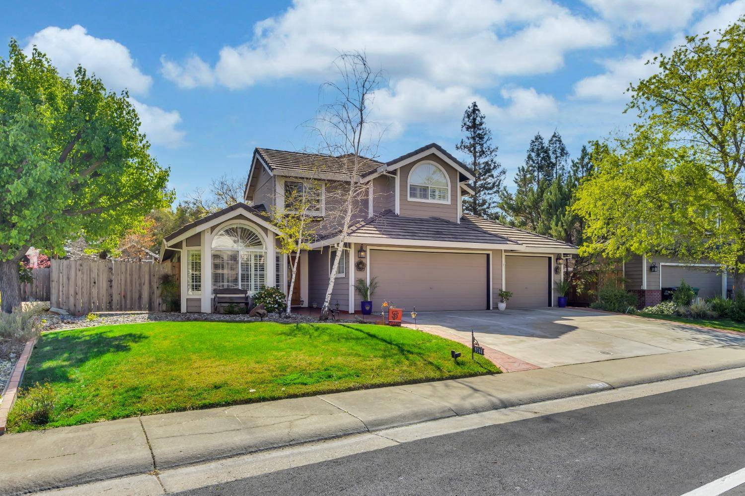 9244 Rancho DR, Elk Grove, CA 95624