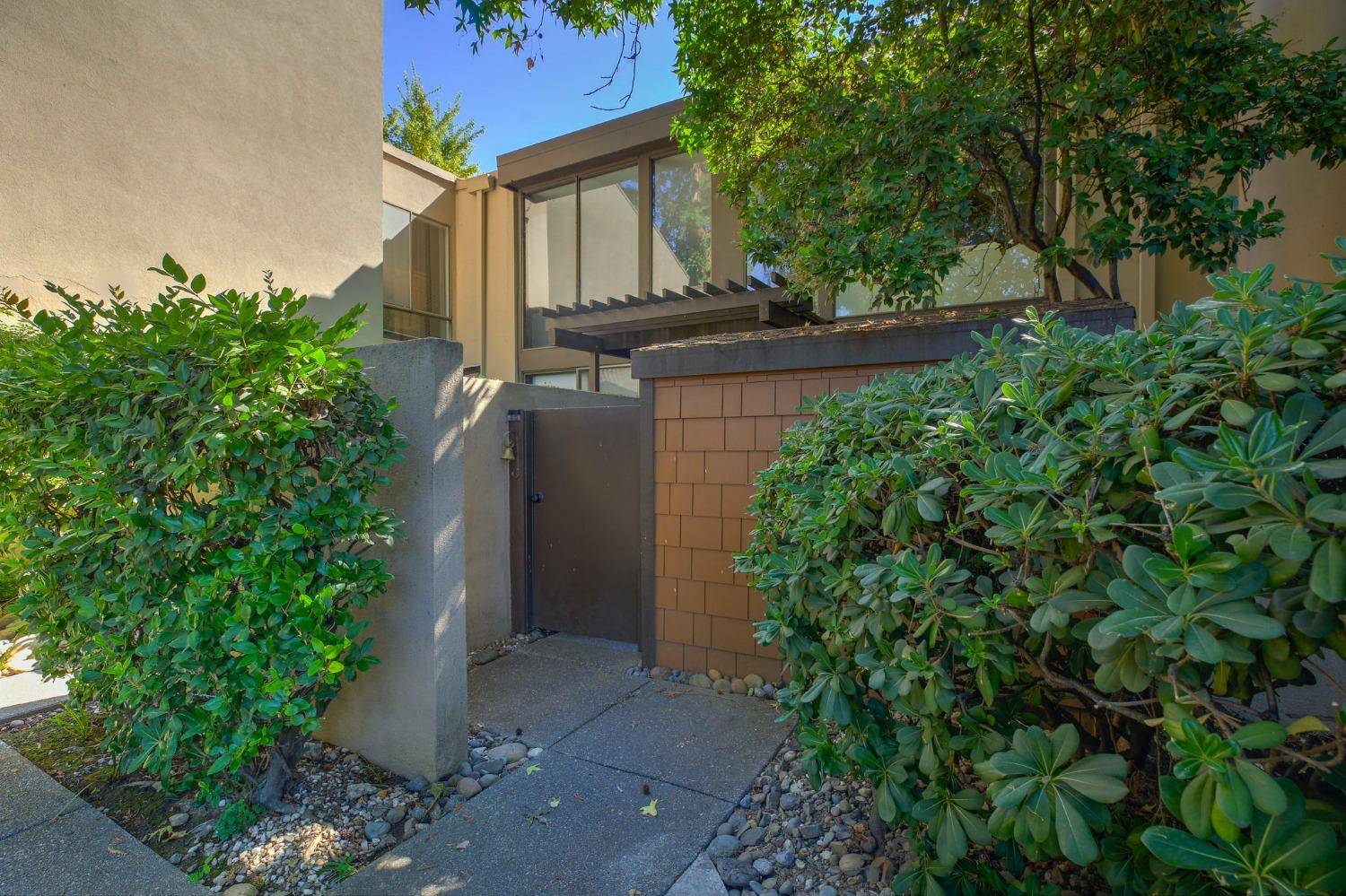 2201 Woodside LN #9, Sacramento, CA 95825