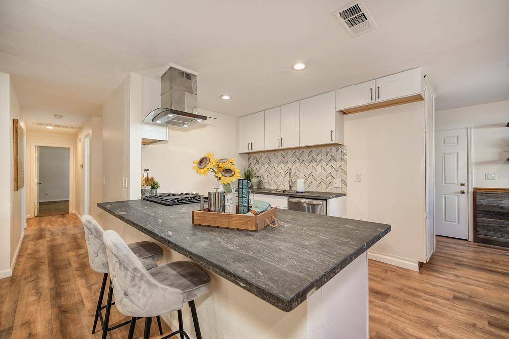 6351 Eldon AVE, Loomis, CA 95650