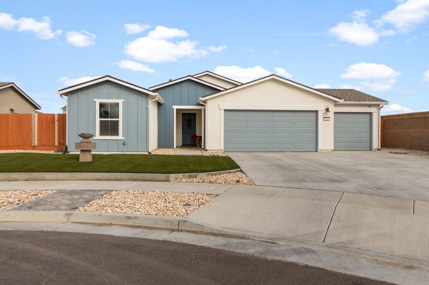 2288 Sanders CT, Los Banos, CA 93635