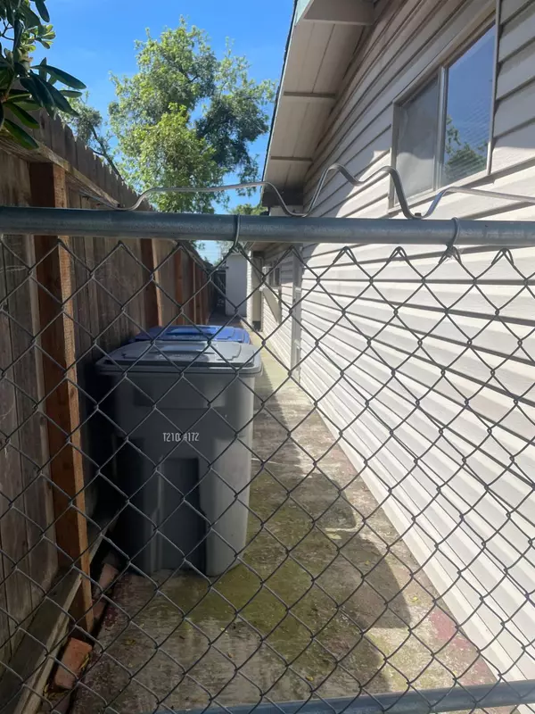 Los Banos, CA 93635,229 E ST