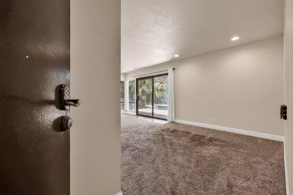 Sacramento, CA 95825,2434 Larkspur LN #289