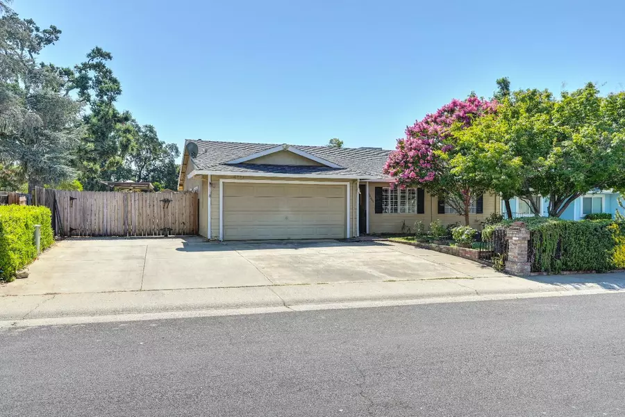 10069 Emerald Grove DR, Elk Grove, CA 95624