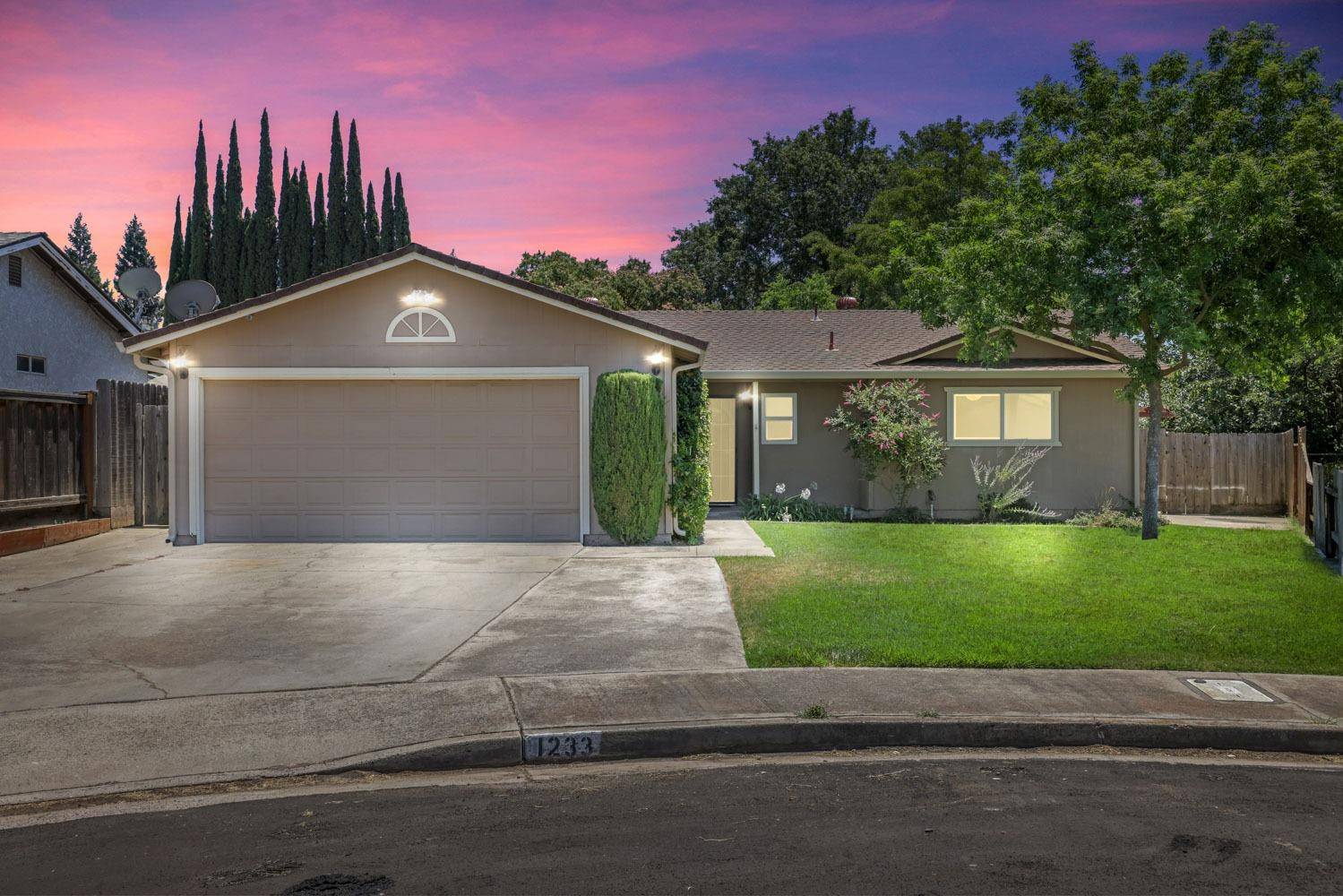 1233 Cindy Ct, Oakdale, CA 95361