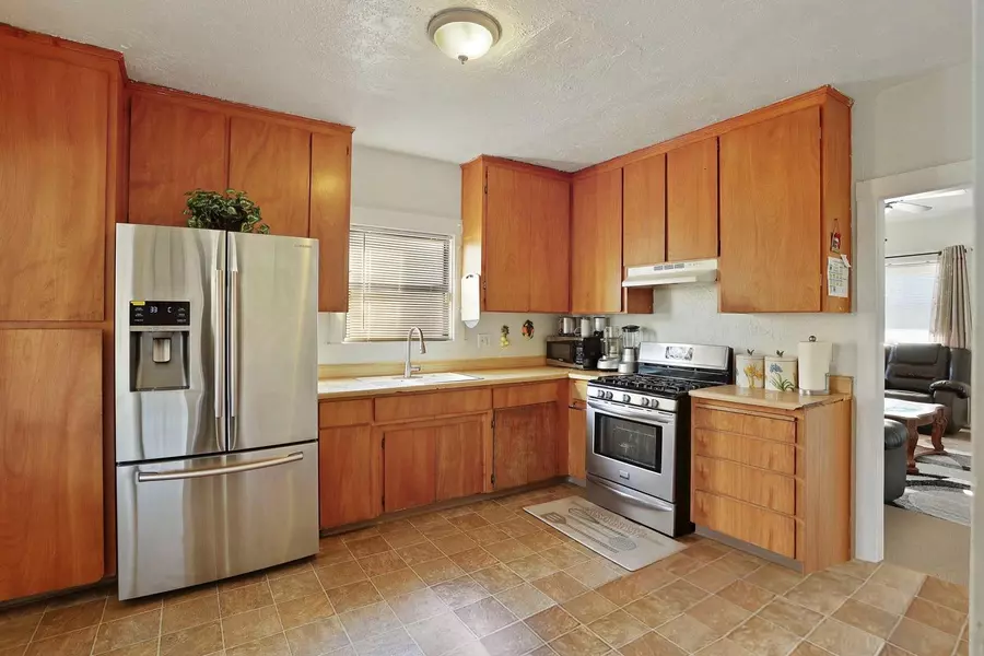 360 S E ST, Stockton, CA 95205